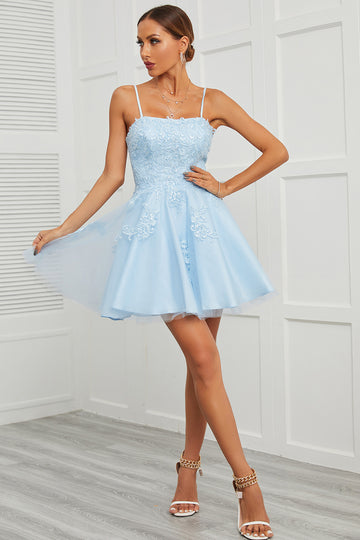 Vestido corto de fiesta de tul azul con apliques